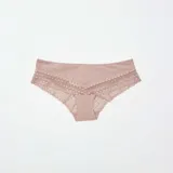 Pack de tres culottes de algodón y encaje en colores gris oscuro, blanco y rosado. Presentan detalles de encaje en los bordes y un diseño cómodo.