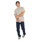 Pantalón de jean azul oscuro, corte slim fit, con bolsillos delanteros y traseros.