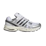 Championes Adidas Adistar Control 5 de malla blanca con superposiciones de cuero sintético metalizado plateado y detalles en negro. Cuentan con las icónicas tres tiras de Adidas en los laterales y una suela robusta con amortiguación.