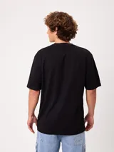 Remera Rusty de manga corta y cuello redondo, corte holgado (loose fit), confeccionada en 100% algodón.