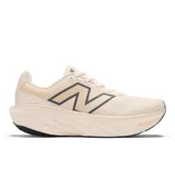 Championes de running New Balance Fresh Foam X 1080, color crema con logo gris y suela negra.