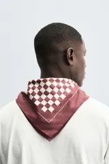 Pañuelo cuadrado de algodón con estampado de cuadros damero en verde militar y blanco.