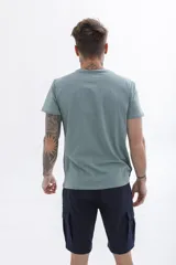 Remera azul marino de manga corta con pequeño estampado en el pecho.