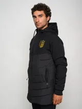 Parka negra con capucha, cierre frontal con cremallera, bolsillos laterales con cremallera y escudo del Club Atlético Peñarol en el pecho.