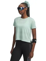Remera deportiva de manga corta Under Armour modelo Velociti Shortsleeve, color verde menta, con tejido de jacquard ultra suave, ligero y transpirable con elasticidad en cuatro direcciones. Cuenta con cuello redondo y aberturas laterales en el bajo.