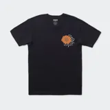 Remera negra de manga corta con estampado de una flor de color naranja y blanco en el pecho.