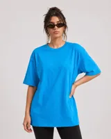 Remerón de corte oversize, color azul, con cuello redondo y mangas cortas. Diseño holgado y cómodo.