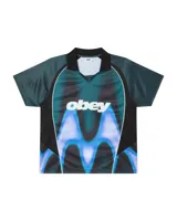Camiseta de fútbol Obey con cuello polo, manga corta y diseño estampado con efecto difuminado en tonos azul, verde y negro. Presenta el logo de la marca estampado en el centro del pecho.