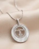 Dije circular de plata 925 con incrustación de nácar, borde decorado con circonias y diseño central calado con la palabra mama y una figura de niña.