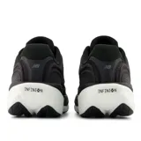 Championes New Balance modelo 1080 para mujer, color negro con detalles en gris claro y blanco. Presentan un diseño moderno con malla transpirable y una suela gruesa y curva de espuma blanca.