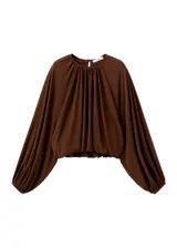 Blusa de manga larga color marrón oscuro con escote redondo y frunces frontales.