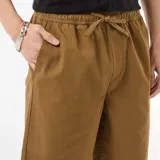 Bermuda estilo chino color marrón, de corte recto y holgado, con bolsillos laterales y trabillas para cinturón.