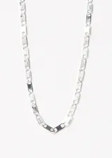 Cadena plateada de acero quirúrgico con diseño de chapitas rectangulares.