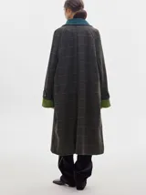 Trench oversize de lana a cuadros con cuello, puños y bolsillos de pana verde.