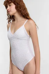 Body negro con estampado animal print, breteles finos y copas removibles.