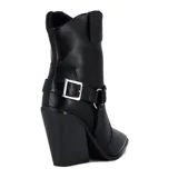 Bota corta de estilo tejano (cowboy) color negro, con punta fina y taco cuadrado tipo cuña. Presenta una tira decorativa con apliques de pedrería brillante alrededor del tobillo y una hebilla lateral.