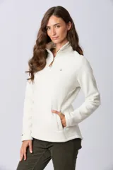 Buzo de polar color crema con cuello alto y cierre frontal parcial. Presenta detalles en cuero en el tirador del cierre y un pequeño bordado en el pecho y en la manga.