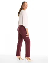Pantalón de vestir color verde militar, de corte recto y entallado. Presenta una cintura ancha de soporte, nervadura central vertical y bolsillos posteriores simulados.