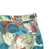 Short de baño Von Braun con estampado botánico de hojas en tonos verdes, amarillos y rosados. Presenta pretina fija con hebillas metálicas laterales para ajuste, cierre frontal con botón a presión, dos bolsillos laterales y uno trasero. Incluye interior con mesh hipoalergénico y tejido de secado rápido.
