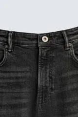 Jeans skinny fit de corte ajustado y tiro medio en color negro con efecto lavado y detalles desgastados. Confeccionados en tejido elástico con mezcla de algodón, presentan diseño clásico de cinco bolsillos y cierre frontal con cremallera y botón.
