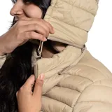 Campera puffer Diadora color beige, con diseño acolchado horizontal, cierre frontal completo y capucha ajustable con cordones. Presenta logo de la marca bordado en el pecho.