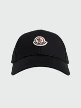 Gorra de baseball Moncler color negro con visera curva y parche bordado con el logo de la marca en el frente.