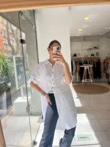Pantalón negro de vestir, de corte recto y tiro alto.