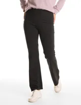 Legging de tiro alto con cintura ancha modeladora y faja interna de compresión. Presenta un diseño de pierna entallada con terminación acampanada en el bajo.