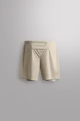Pantalones cortos de running confeccionados en tejido técnico ligero y elástico, con malla interior. Presentan cintura elástica ajustable con cordón, bolsillo trasero con cierre y aberturas laterales en el bajo.