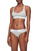 Colaless de tiro medio confeccionada en mezcla de algodón modal, color gris melange, con cintura elástica distintiva con logo de Calvin Klein.