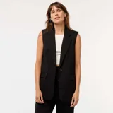 Chaleco negro de traje sin mangas con solapas y bolsillos delanteros.