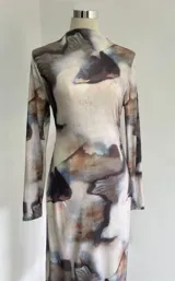 Vestido largo de tela elastizada con estampado abstracto en tonos marrones, azules y blancos.
