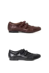 Chatas de cuero con cierre de doble tira de velcro, diseño de punta redondeada y taco bajo de 0,5 cm.