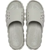 Chancla Crocs Echo Slide, completamente moldeada en color negro, con diseño esculpido y audaz, orificios de ventilación en la parte superior y suela con relieve ondulado.