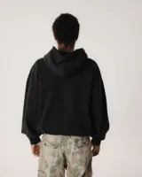 Hoodie color negro con efecto lavado a la piedra (stone washed), corte oversize y bolsillo canguro frontal. Presenta un pequeño bordado en el pecho.