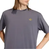 Remera de algodón color gris con cuello redondo y mangas cortas. Presenta un pequeño logo de Adidas Originals bordado en el pecho con un diseño gráfico colorido en su interior.
