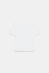 Camiseta blanca de algodón compacto, corte slim fit, con cuello barco y manga corta.