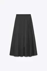 Falda midi de tiro medio en color negro, confeccionada en algodón. Presenta un diseño con pliegues verticales y cierre lateral con cremallera oculta.