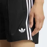 Short Adidas Firebird Classic de color negro con las tres tiras blancas características en los laterales y el logo del trifolio bordado en una pierna. Confeccionado en tejido de punto con cintura elástica.