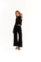 Pantalón negro de encaje con cintura elástica, corte recto y calce suelto.