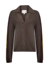 Sweater de punto color marrón con cuello camisero y cierre frontal de botones. Presenta detalles de tejido calado en las mangas con franjas laterales en contraste y terminaciones en crochet en el cuello y la tapeta.