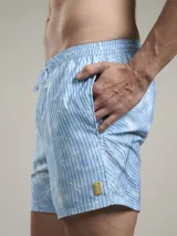 Short de baño con estampado botánico en tonos naranja y coral, con cintura elástica ajustable mediante cordón y malla interior para mayor soporte.