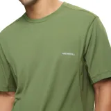 Remera técnica de rendimiento Merrell Shore, color verde militar, con cuello redondo, manga corta y paneles laterales transpirables.