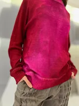 Buzo oversize verde con cuello alto y puños tejidos en morley. Confeccionado en lana merino teñida artesanalmente.