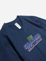 Remera azul marino de manga corta con cuello redondo y estampado frontal con el logo de Marvel y el texto "Guardians of the Galaxy".
