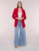Blazer de crep color bordó de la marca BBJ, con cuello solapa, bolsillos delanteros y mangas tres cuartos con frunce.