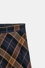 Falda midi de tiro medio con estampado de cuadros en tonos azul marino, marrón y beige. Confeccionada en hilatura con mezcla de viscosa, presenta un bajo acabado en línea evasé y cierre con cremallera oculta en la costura.