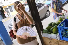 Vestido largo de tejido de punto color amarillo claro, con cuello polo y mangas acanaladas.