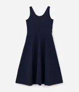 Vestido midi evasé de color azul marino, confeccionado en bengalina. Presenta escote cuadrado, diseño sin mangas, recortes verticales estructurados y una falda amplia.