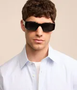 Camisa de vestir de hombre, corte regular, confeccionada en tejido de sastrería rayado. Tiene cuello solapa, abotonado delantero y mangas largas.